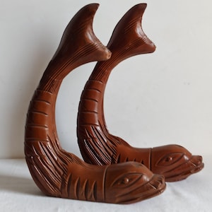 Giant pair of fish shaped book ends, pair of solid wood bookstands, 1960s, Italian book stands