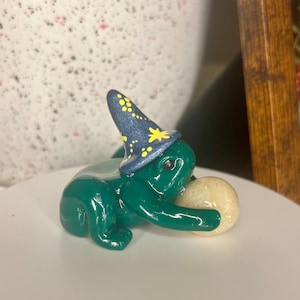 Wizard frog figurine