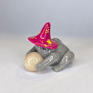 Wizard frog figurine