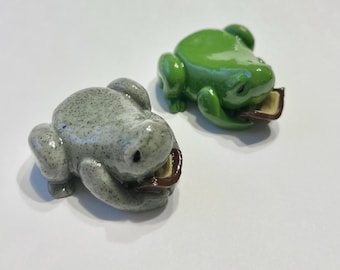 Libro de lectura de ranas de arcilla polimérica hecho a mano - Verde o granito