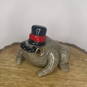 Gentleman frog figurine image 4