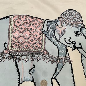 Op de afbeelding: Een set van drie keramische mokken met een gespikkelde, matte afwerking. De mokken zijn in cr&egrave;me, lichtgrijs en donkergrijs. Elke mok heeft een eenvoudig, minimalistisch ontwerp en een afgeronde handgreep.