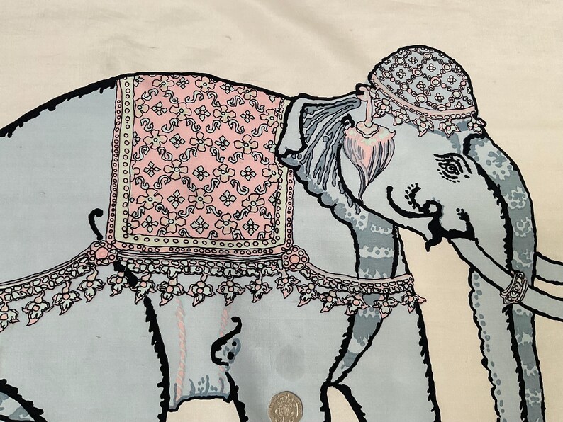 Op de afbeelding: Een set van drie keramische mokken met een gespikkelde, matte afwerking. De mokken zijn in cr&egrave;me, lichtgrijs en donkergrijs. Elke mok heeft een eenvoudig, minimalistisch ontwerp en een afgeronde handgreep.