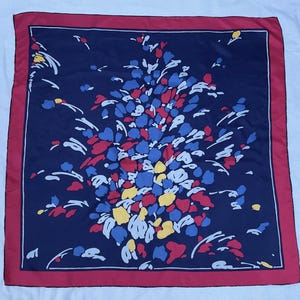 Großes Vintage Seidentuch postmoderne Blumenkunst 1980er/90er Jahre exzellente Qualität & Kondition Vintage Seidentuch handrollierter Saum