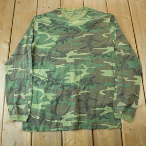 Vintage 1990s Long Sleeve Woodland Camo T-Shirt / All Over Print / Outdoorsmen / Retro Style / Vintage Hunting T-Shirt / Camo T- Shirt