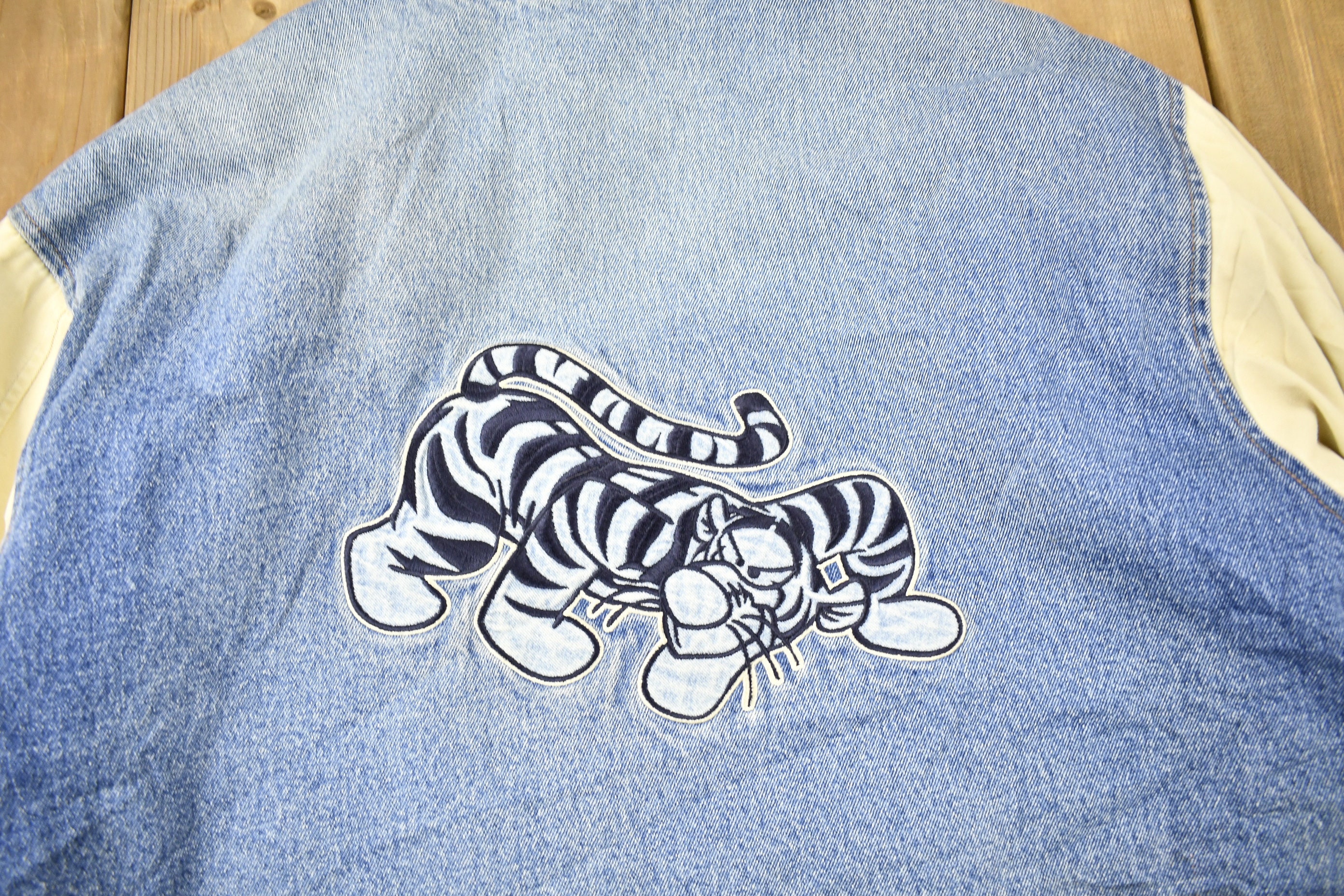 送料無料 ディズニー バックロゴ ティガー ゆるだぼ90s デニムジャケット Vintage 1990s Tigger Embroidered Disney Denim Varsity Jacket