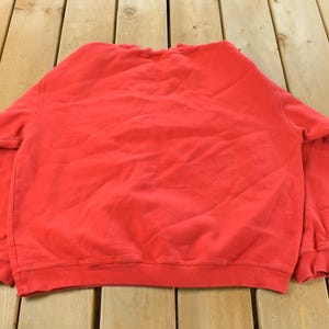 Puede incluir: Un letrero de madera hecho a mano con la palabra "Bienvenido" en una fuente juguetona. El letrero presenta un fondo blanco desgastado y un marco marr&oacute;n oscuro, ideal para una puerta de entrada. El letrero mide aproximadamente 30 cm de ancho y 15 cm de alto.