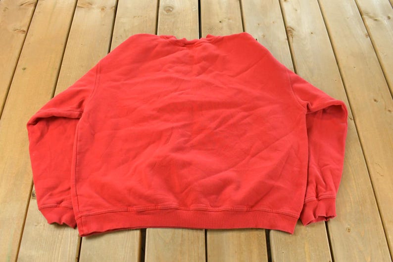 Puede incluir: Un letrero de madera hecho a mano con la palabra "Bienvenido" en una fuente juguetona. El letrero presenta un fondo blanco desgastado y un marco marr&oacute;n oscuro, ideal para una puerta de entrada. El letrero mide aproximadamente 30 cm de ancho y 15 cm de alto.