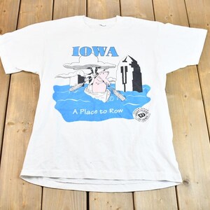 Maglietta vintage anni '90 con grafica a punto singolo "Great Flood of Iowa Animals" / Un ottimo posto per remare / Maglietta originale