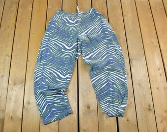 Könnte beinhalten: Blaue und weiße gestreifte Hose mit Zebra-Muster.