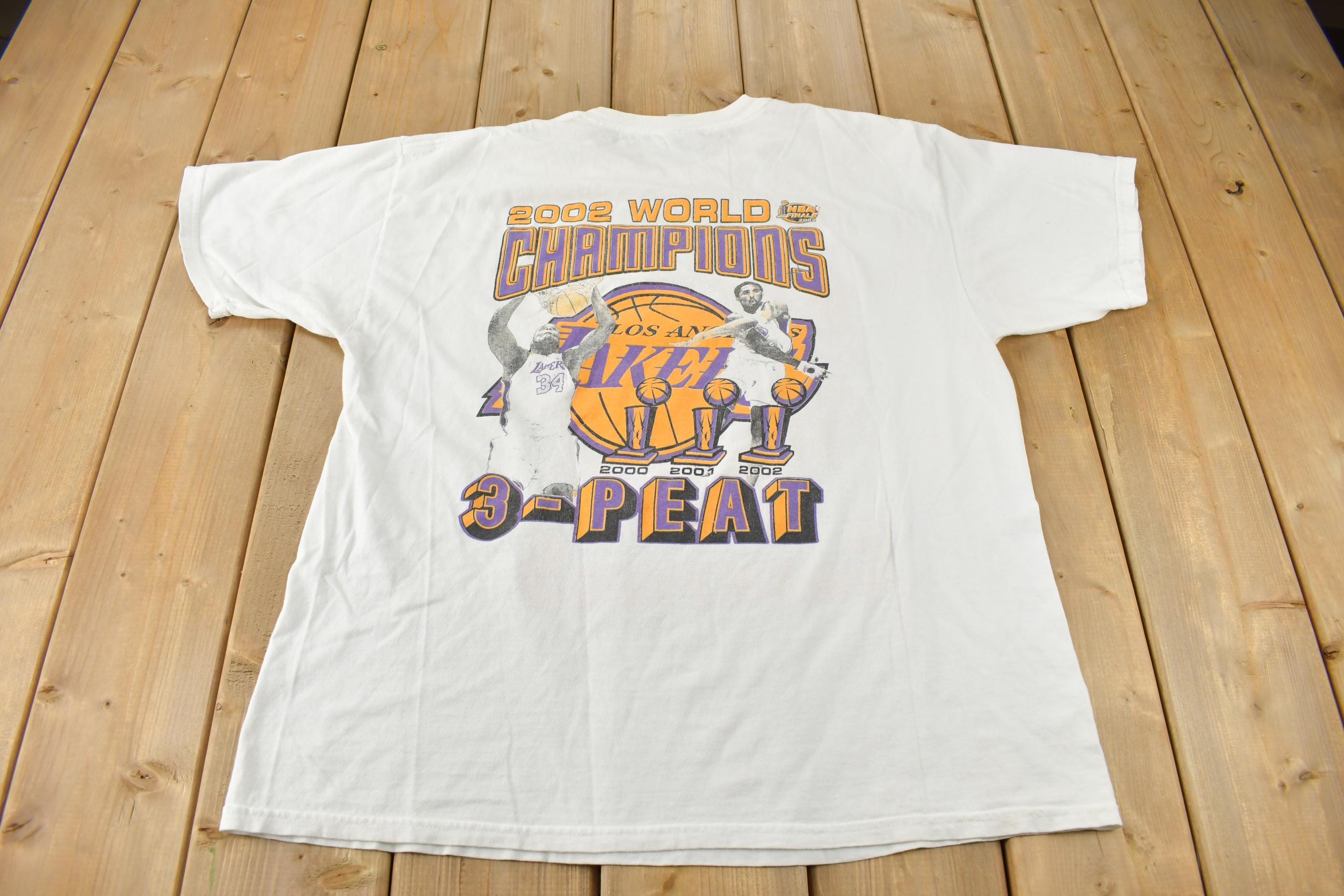 LAKERS 3PEAT NBA CHAMPIONS Tシャツ s-l400.jpg