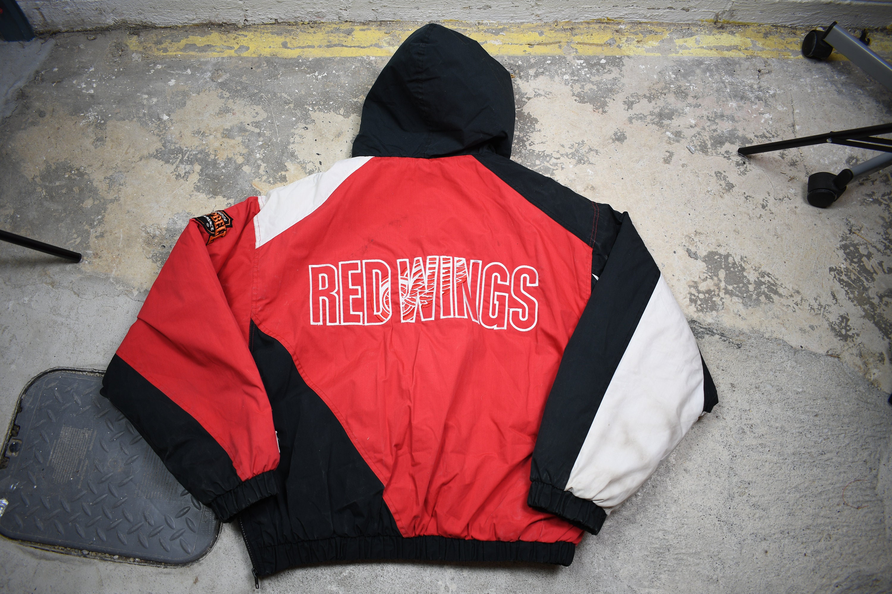 Vintage 1990s Detroit Red Wings NHL Pro Player Puffer Jacket / NHL