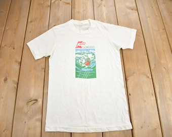 Könnte beinhalten: Weißes T-Shirt mit einem Aufdruck einer roten Gondel mit dem Text "Lake Arrowhead Gondola" auf der Vorderseite.