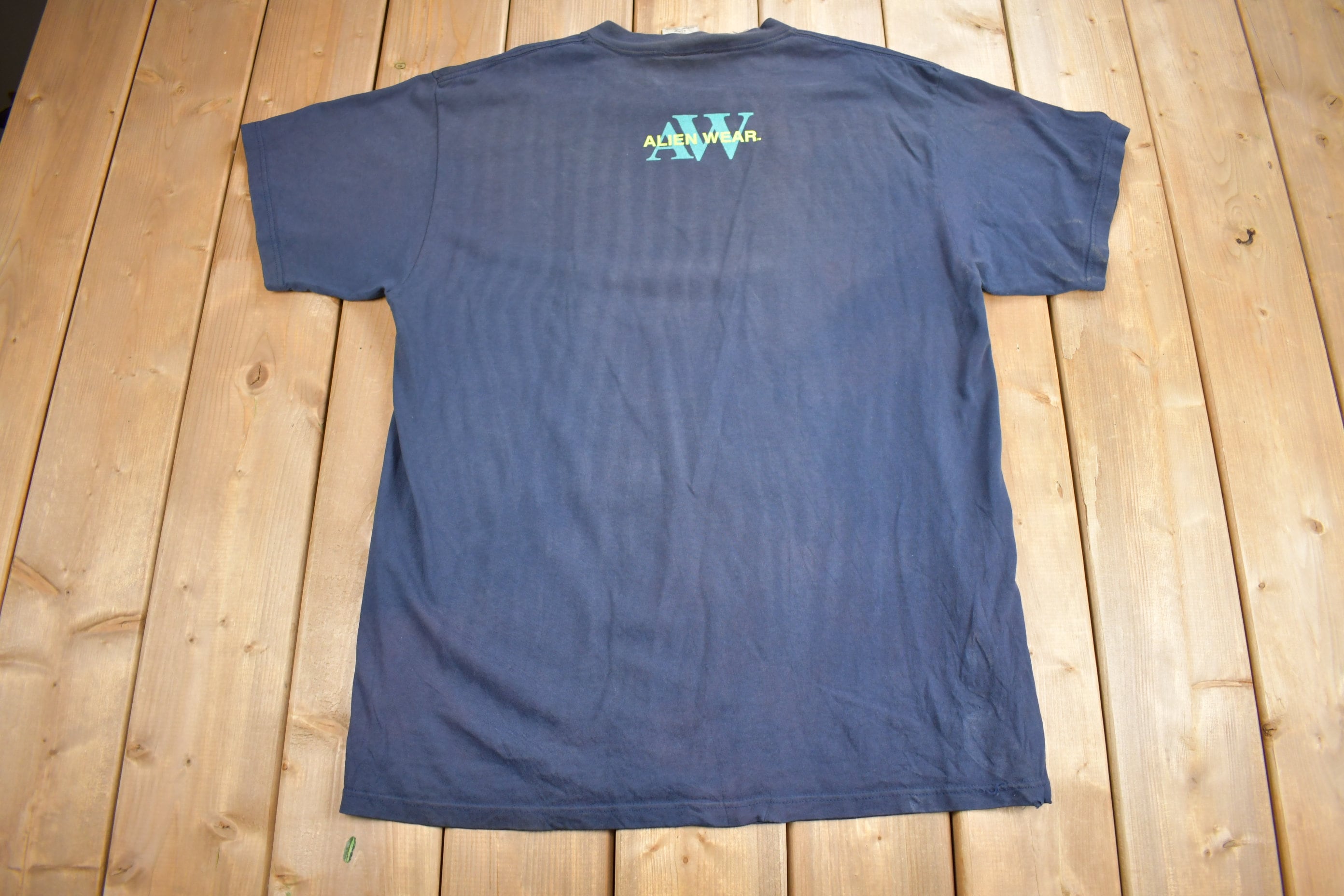 Vintage 1996 Alien Wear Graphic T-shirt / 90s T-shirt