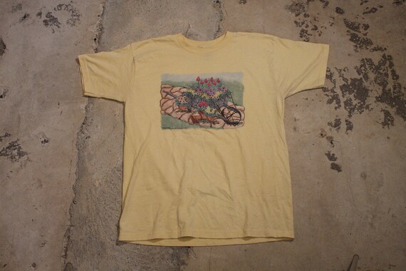Vintage T-Shirt / Flowers / Floral Gardening Graph