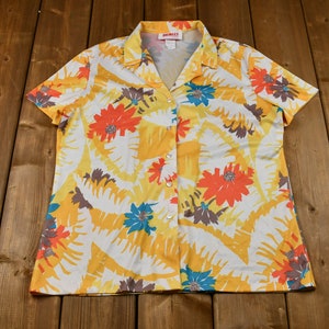 Vintage 70s Regenbogen Bluse mit abstraktem Blumenmuster und Knöpfen / Polyester / Clubwear / Disco / Retro Style
