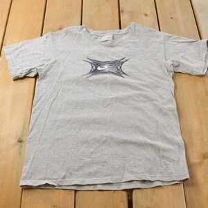 Vintage jaren 2000 Nike swoosh grafisch T-shirt jeugd M / Y2K Nike / Streetwear / Vintage Sportswear