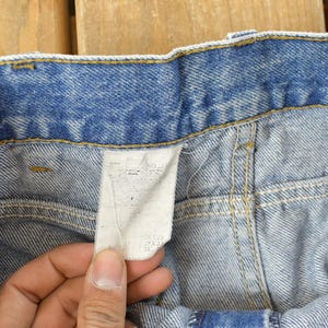 Puede incluir: Un letrero r&uacute;stico de madera con el texto "Welcome to our home" en letras blancas. El letrero presenta un acabado envejecido y un dise&ntilde;o simple y acogedor, ideal para un porche o entrada.