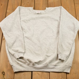 Vintage 1990s Blank Crewneck Sweatshirt / 90s Crewneck / Made In USA / Essential / Streetwear / 90s / Basics