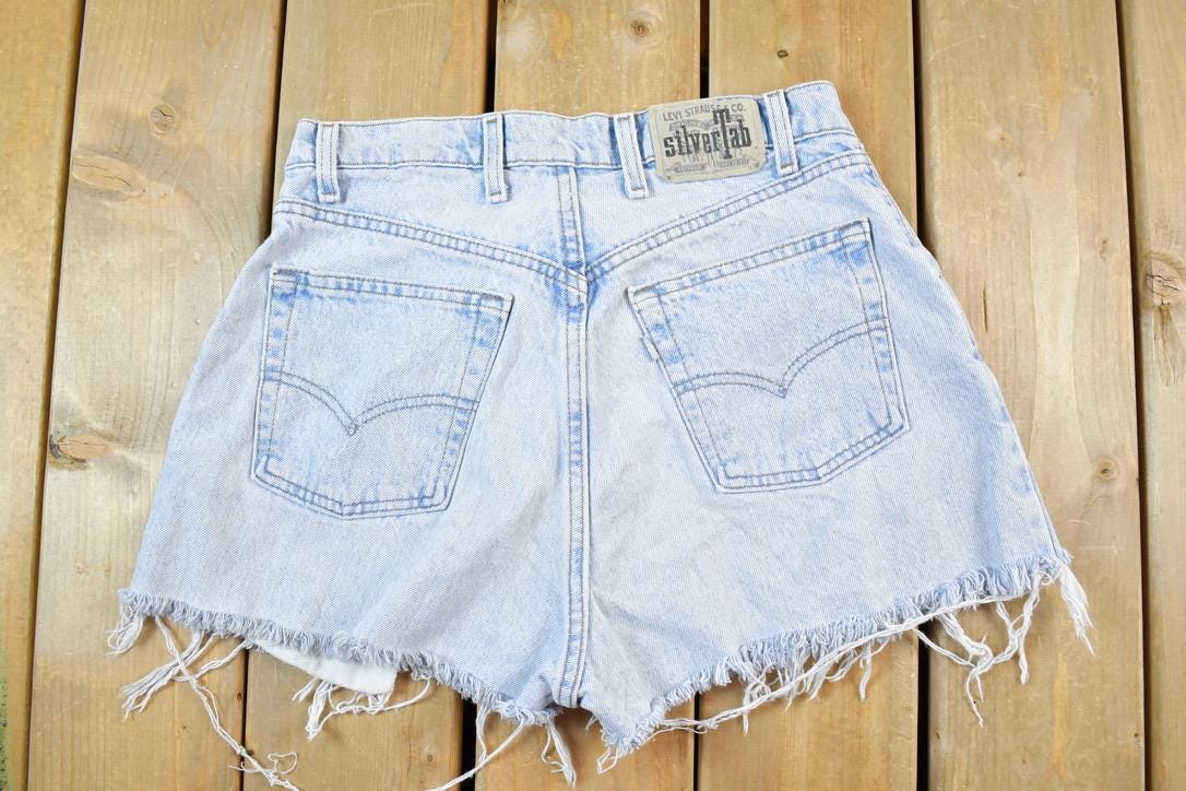 Vintage 1990s Levi Strauss SilverTab Denim Jean Shorts Size 32 x 1 / 90s Shorts / Streetwear Fashion / Bottoms / Light Wash / Vintage Jeans