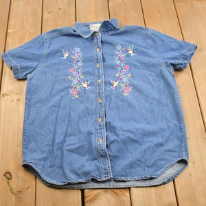 Camicia in denim vintage anni &#39;90 blu con bottoni ricamati / Abbigliamento casual / Streetwear / Camicia in jeans / Floreale / Fiore / Camicia in denim vintage