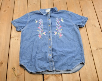 Vintage 1990s Blaues Jeanshemd mit bestickter Knopfleiste / Freizeitkleidung / Streetwear / Jeanshemd / blumig / Vintage-Denim-Hemd