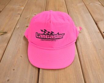 Vintage Lancaster Motorsports-hoed met riem uit de jaren 90 / OSFA / hoed uit de jaren 90 / vintage kliksluiting / souvenirpet / roze