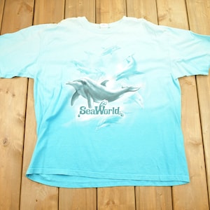 Vintage 1990s Sea World Souvenir T Shirt / Animal / Dolphin Graphic / Faded / Color Gradient / Travel / Souvenir T-Shirt / Streetwear