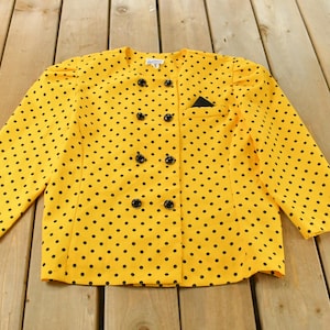 Może przedstawiać: Zestaw trzech ceramicznych kubków z nakrapianym, matowym wykończeniem. Kubki są w odcieniach kremowym, jasnoszarym i ciemnoszarym. Każdy kubek ma prosty, minimalistyczny design i zaokrąglony uchwyt.