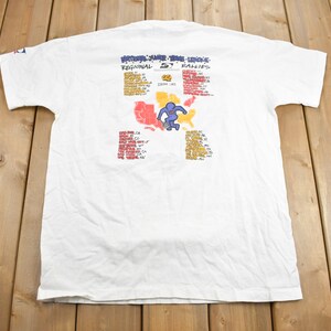 Puede incluir: Camiseta blanca con un gr&aacute;fico de un mapa de los Estados Unidos con las fechas de la gira regional "Summer Tour 1994" para la banda "The Offspring".