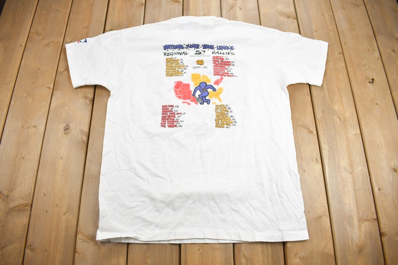 Puede incluir: Camiseta blanca con un gr&aacute;fico de un mapa de los Estados Unidos con las fechas de la gira regional "Summer Tour 1994" para la banda "The Offspring".