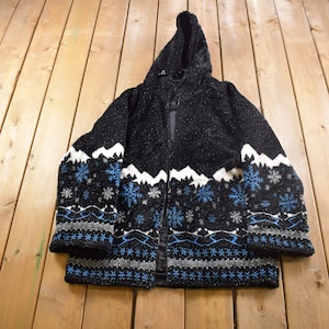 Vintage 1990s Snowcapped Mountains Winter Themed All Over Zip Up Fleece Sweater / Sportswear / 90s Fleece / Streetwear / Athleisure / Hiking
