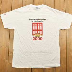 Vintage 2000 Ich Ein talbotianisches neues Jahr Grafik-T-Shirt / Rote Tür / Retro-Stil / Millenium / Komödie / 90er Jahre Grafik-T-Shirt