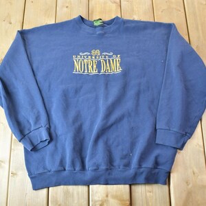 Vintage jaren 1990 University of Notre Dame collegiale trui met ronde hals / geborduurd / NCAA-sweater / sportkleding / Americana