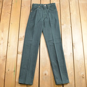 Op de afbeelding: Een donkergroene jeans met een rechte pijp. De jeans heeft een klassieke vijf-zak stijl en een knoopsluiting.
