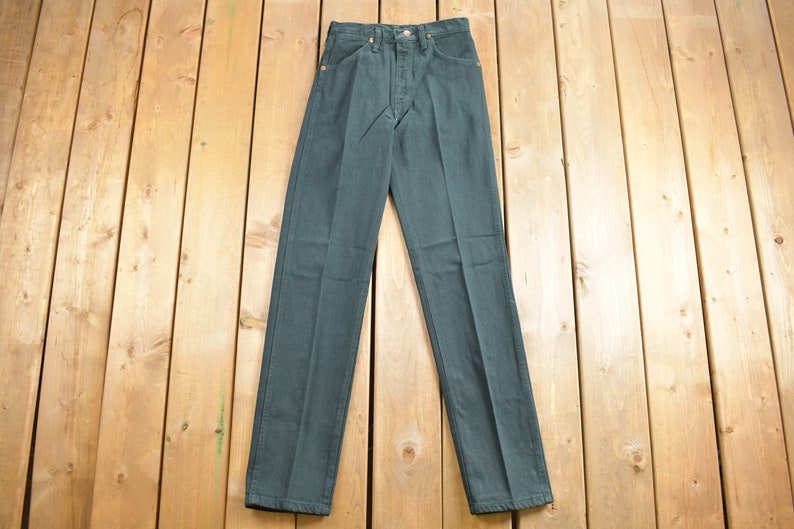Op de afbeelding: Een donkergroene jeans met een rechte pijp. De jeans heeft een klassieke vijf-zak stijl en een knoopsluiting.