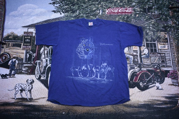 Vintage T-Shirt / Wolf / Animal Graphic / Yellowst