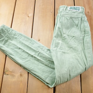 Puede incluir: Un par de pantalones vaqueros de color verde claro, de pierna recta con un