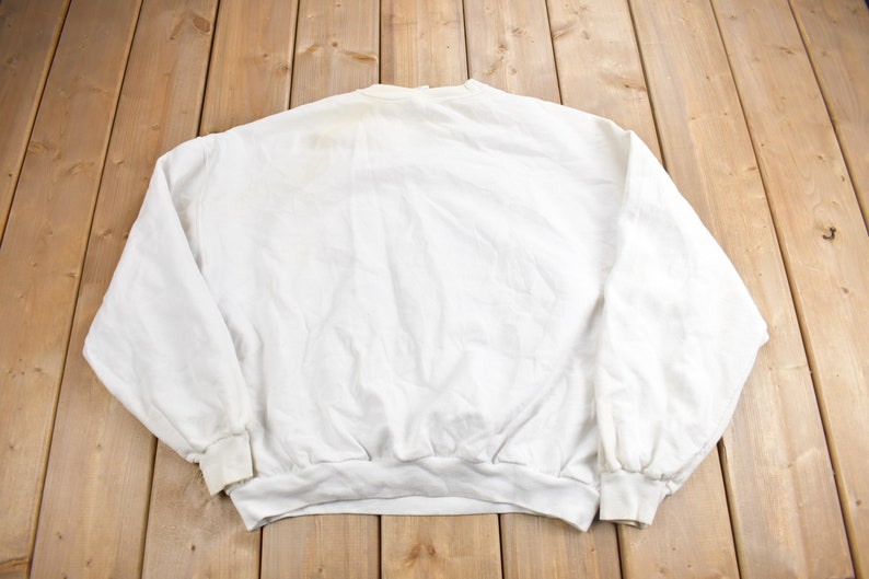 K&ouml;nnte beinhalten: Wei&szlig;er Langarm-Pullover mit Rundhalsausschnitt.