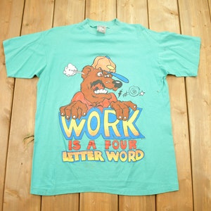 Camiseta vintage de los años 90 con la frase "Work Is A Four Letter Word" (El trabajo es una palabra de cuatro letras), con un solo punto, con gráficos divertidos, de los años 80 y 90, con estampado de dibujos animados, fabricada en EE. UU.