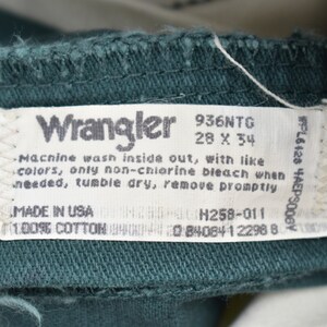 以下が含まれることがあります： 緑色の Wrangler ブランドのデニムラベルで、白いテキストが書かれています。ラベルには、サイズ 28 x 34、スタイル番号 936NTG、および洗濯方法が記載されています。洗濯方法: 裏返して洗濯してください。同系色と一緒に洗ってください。漂白剤を使用する場合は、塩素系漂白剤は使用しないでください。必要に応じて、タンブラー乾燥してください。乾燥後、すぐに取り出して下さい。ラベルには、「Made in USA」と「100% コットン」の文字も記載されています。