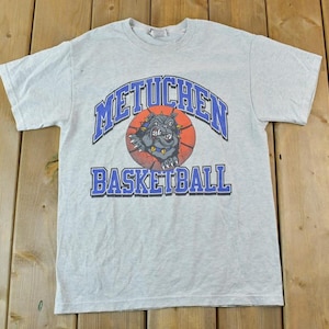 Vintage 1990s Metuchen Universität Basketball Collegiate T-Shirt / Netbook - T-Shirt / Americana / Sportkleidung
