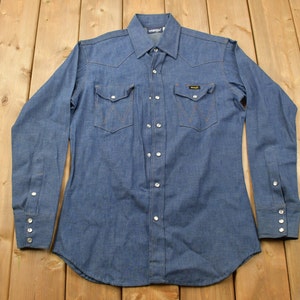Camicia vintage in denim con bottoni automatici in stile western Wrangler degli anni &#39;90 / Camicia abbottonata anni &#39;90 / Camicia da cowboy vintage / Camicia da rodeo / Camicia di jeans / Wrangler