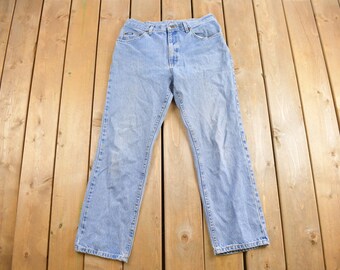 Vintage 1990's Lee Light Wash Jeans Size 32 x 28.5 / Basic Blue Denim / American / Streetwear Fashion / Pants / 90s Clothing
