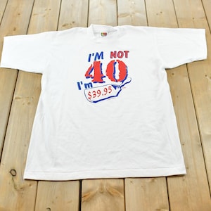 Camiseta vintage de los 90 con la frase "No tengo 40, tengo 39,95" (Recuerdo divertido de parodia) para hombre, talla L / Camiseta con estampado de destino de los 90 con costura simple / Hecha en Canadá