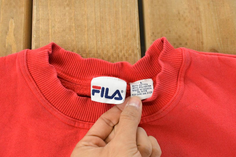 Puede incluir: Un letrero de madera r&uacute;stica con el texto "Welcome to our home" en letras blancas. El letrero presenta un acabado envejecido y un dise&ntilde;o sencillo y acogedor para la decoraci&oacute;n.