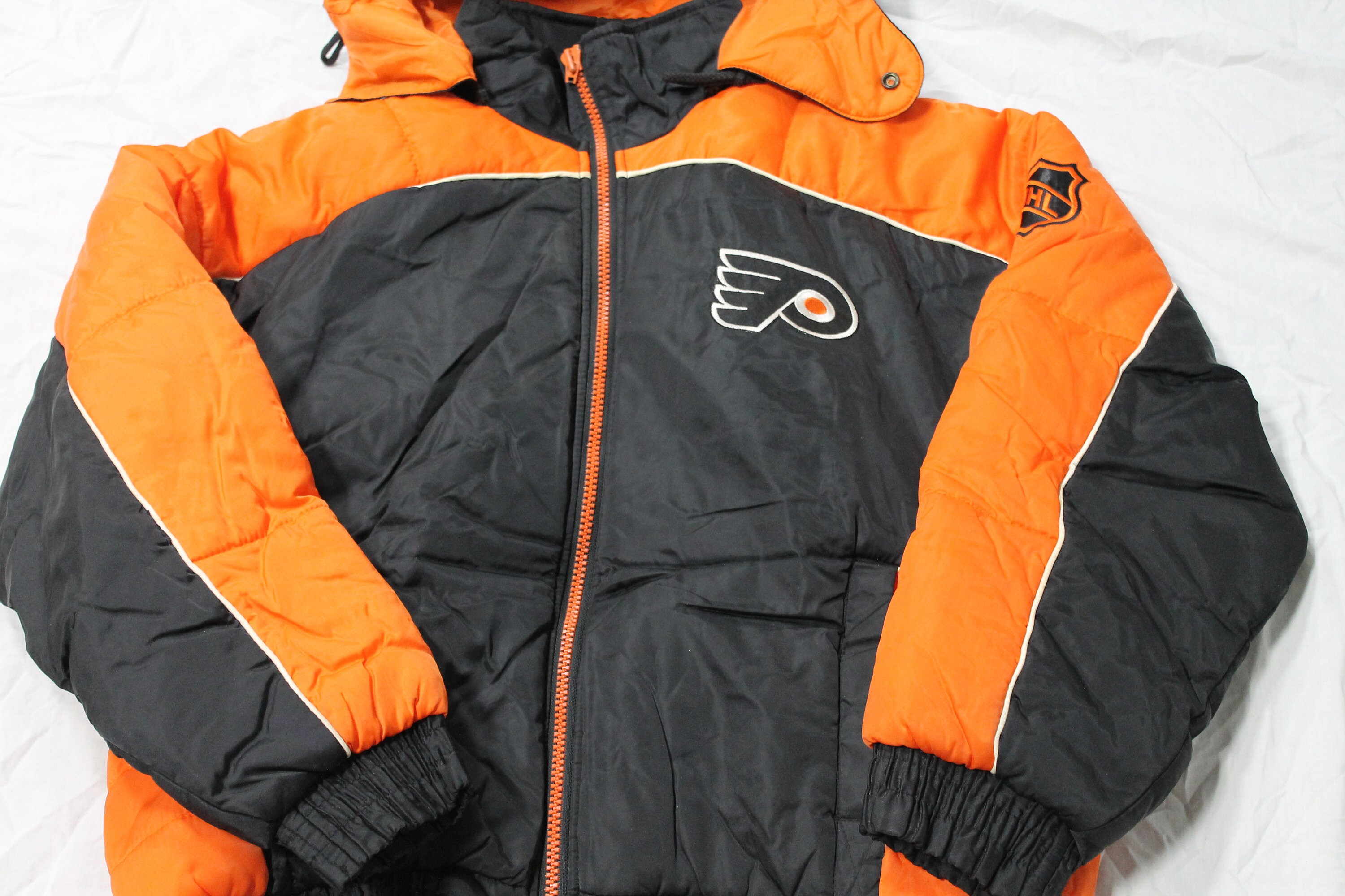 Vintage 1990s Philadelphia Flyers NHL Pro Player Puffer Jacket
