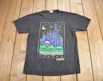 Vintage 1980s Toronto Canada Graphic Souvenir T Shirt / Streetwear Vacation Tee / Travel T Shirt / Single Stitch / Made In Canada