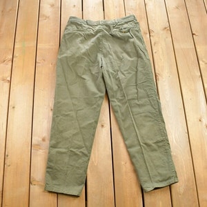 Op de afbeelding: Een olijfkleurige broek met een rechte pijp.