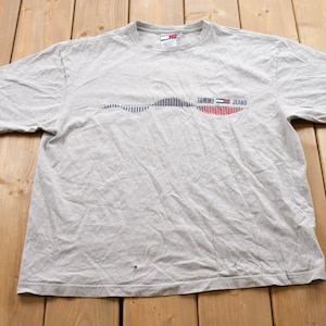 Vintage 1990s Tommy Jeans Graphic T-Shirt / Graphic / 80s / 90s / Streetwear / Retro Style / Grey T-Shirt / Tommy Flag